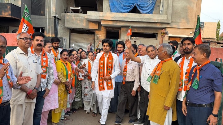घर-घर जनसंपर्क के दौरान Parth Gupta को वार्ड 6 की जनता का अपार प्यार,