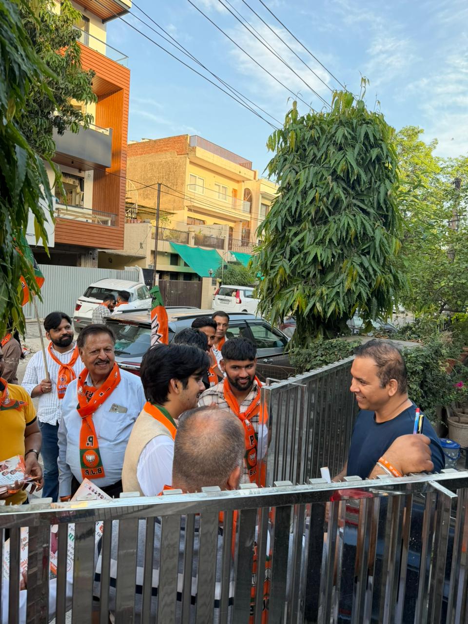 वार्ड 6 से भाजपा के उम्मीदवार पार्थ गुप्ता ने निवासियों से मुलाकात कर