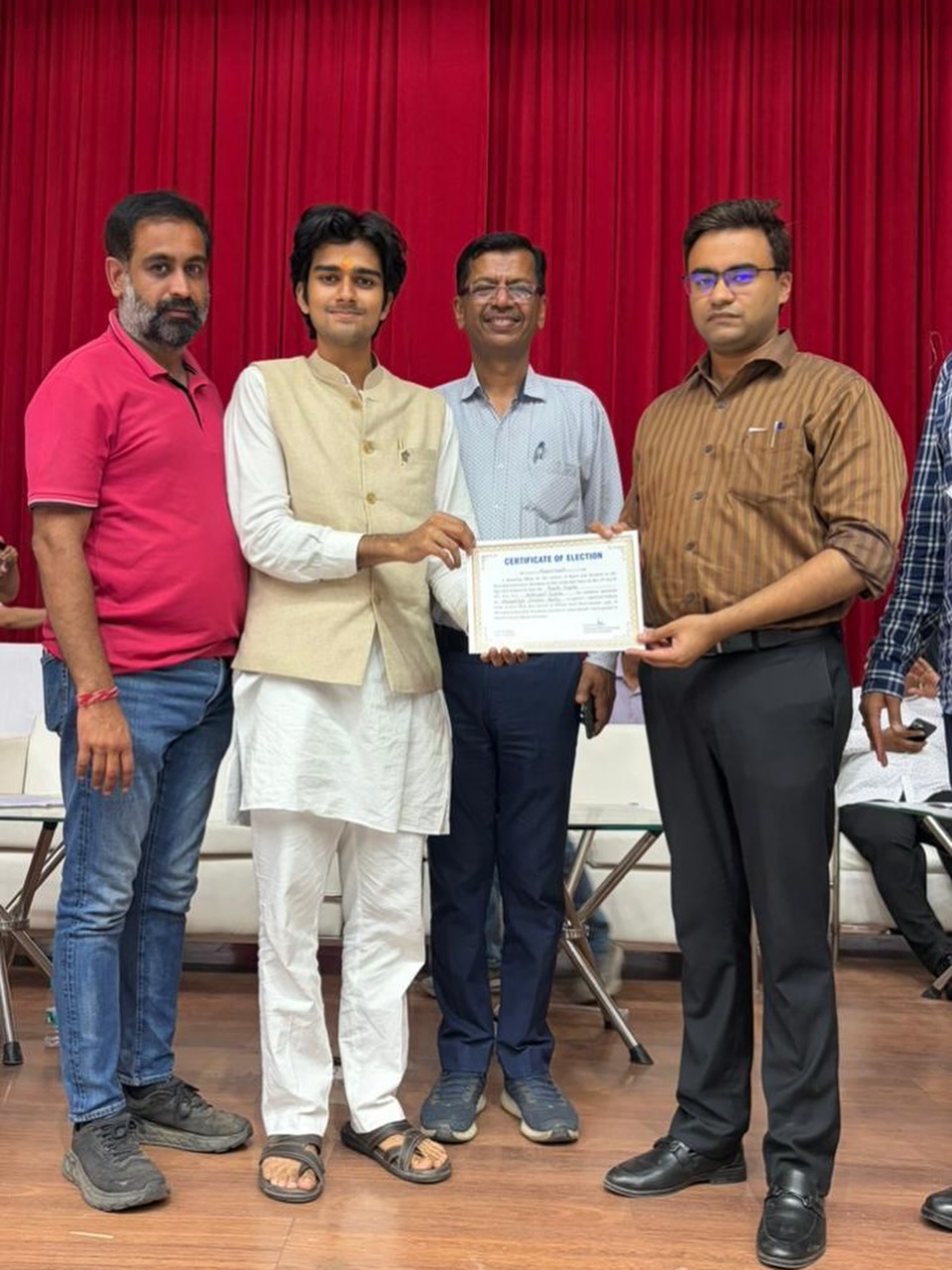 पार्थ गुप्ता को निर्वाचन प्रमाण पत्र प्राप्त होने पर हार्दिक बधाई 🎉📜✨