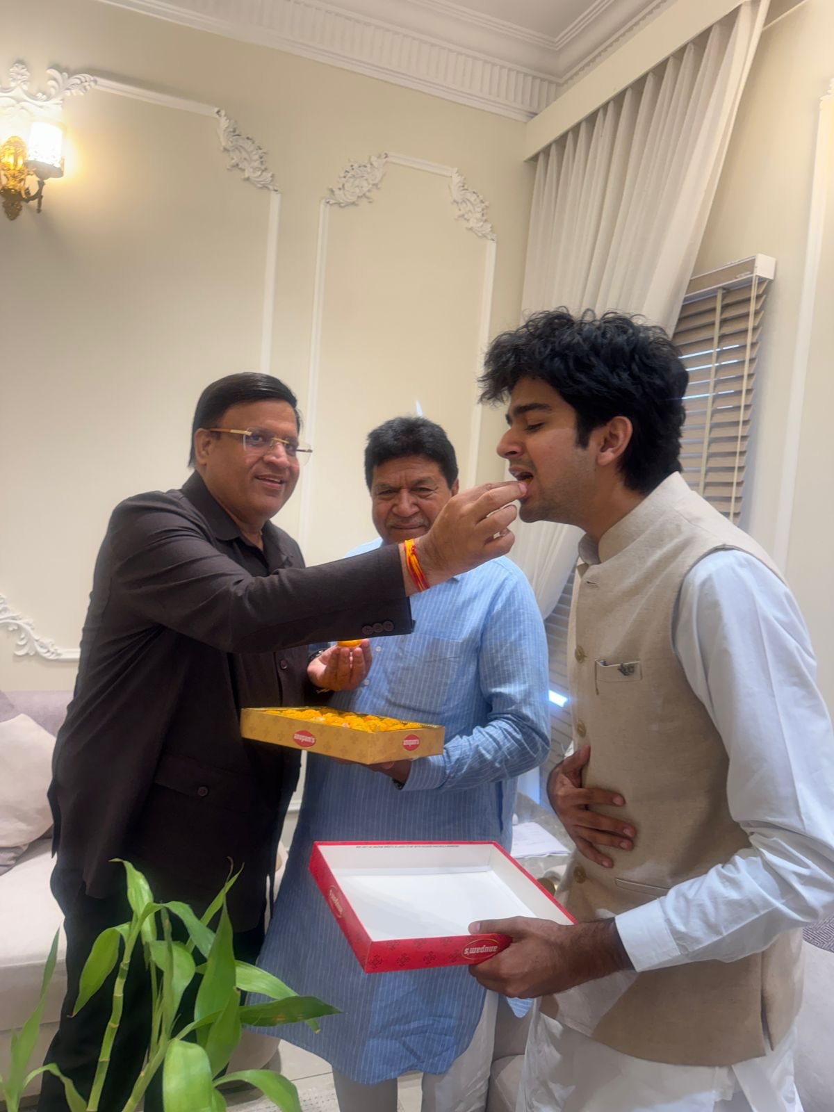 शपथ समारोह के बाद खुशी और मिठास भरे पल ✨🍬 वार्ड 6 से पार्थ गुप्ता की श