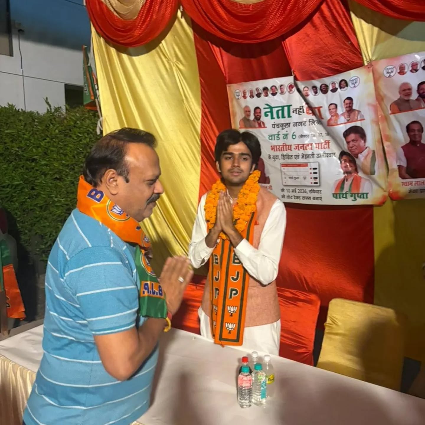 वार्ड नंबर 6 में जनसंपर्क अभियान के दौरान भाजपा प्रत्याशी पार्थ गुप्ता