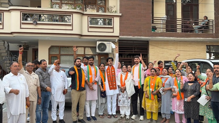 वार्ड नम्बर 6 में जनसंपर्क के दौरान भाजपा प्रत्याशी Parth Gupta को जनत